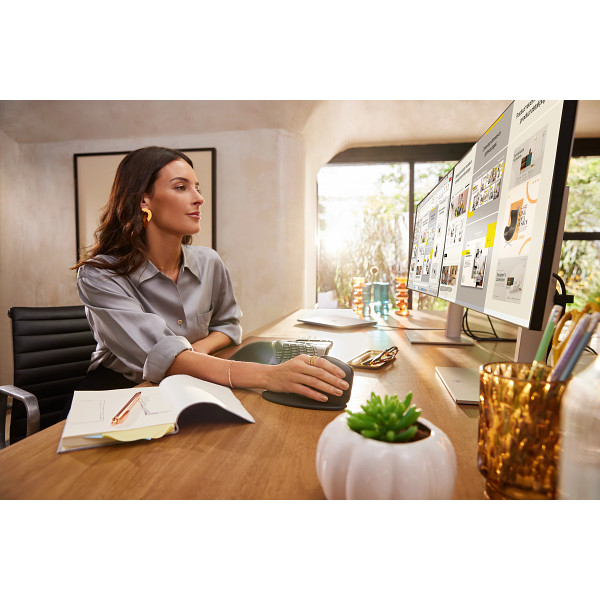 HP-Series-7-Pro-27inch-4K-Conferencing-Monitor-727pm-2030-RGB-lifestyle-image