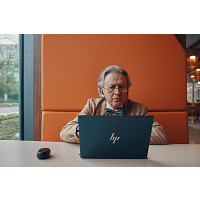 HP 7Y8G3AA Poly Voyager Free 60+ UC szénfekete fülhallgató + BT700 USB-A-adapter + érintőképernyős töltőtok