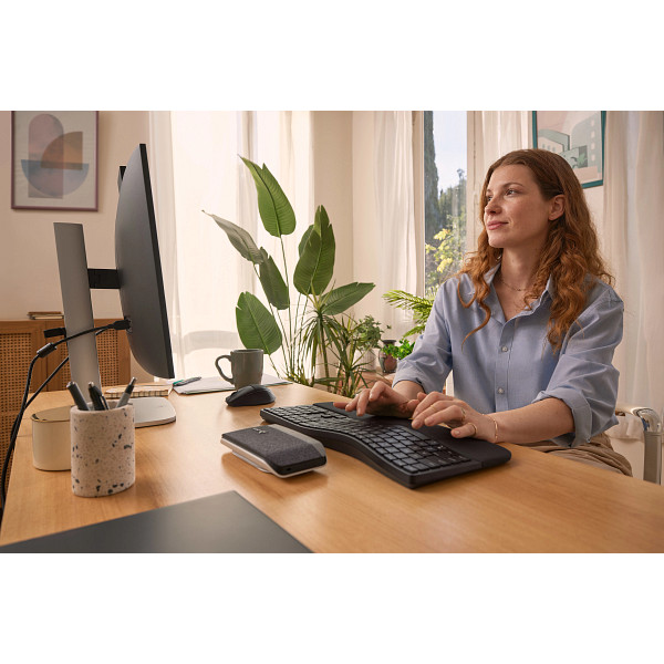 Poly Voyager Sync 20_Lifestyle_10976