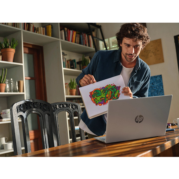 HP OmniBook 5 lifestyle