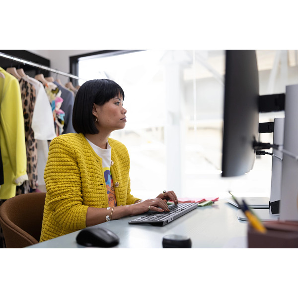 24C2-HP-720-Multi-Device-Rechargeable-Wireless-Keyboard-Lifestyle-Image-1