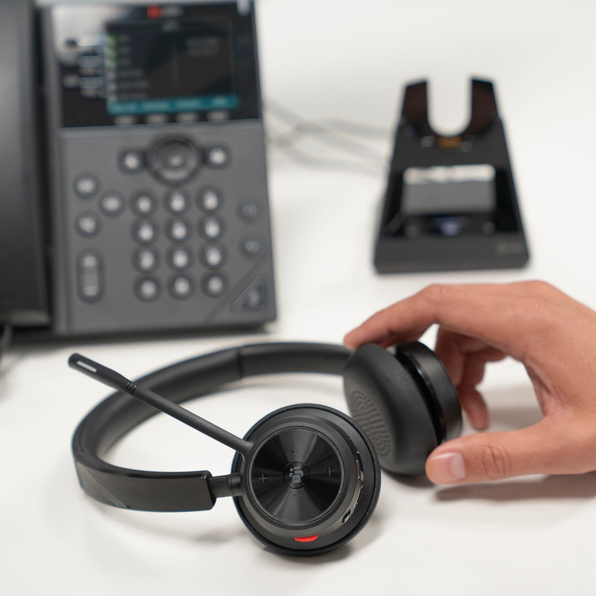 Poly Voyager 4320-M Headset +USB-C Cable +BT700 dongle | HP® Africa