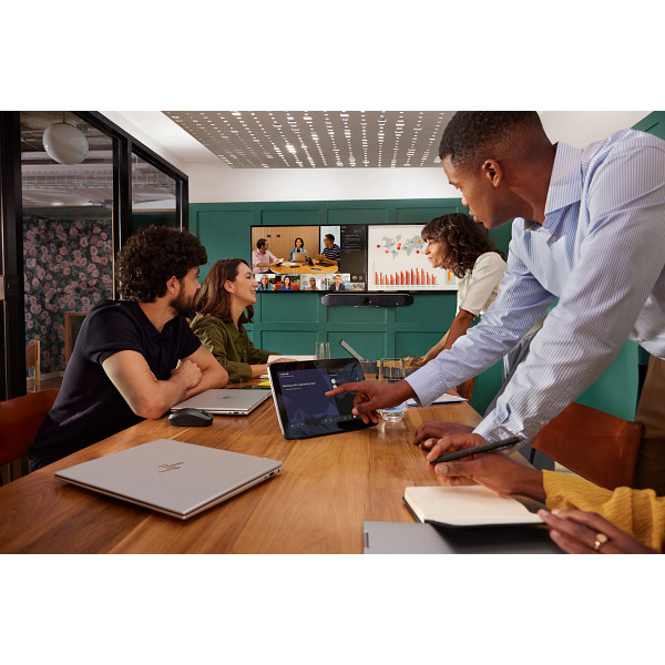 23C1-Poly-Studio-V52-premium-USB-video-bar-Loki-52-lifestyle-00360 4