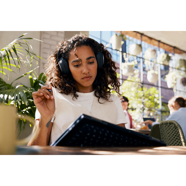 23C1-HP-705-Rechargeable-Multi-Pen-lifestyle-06-0407