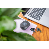 HP 7Y8G4AA Poly Voyager Free 60+ UC szénfekete fülhallgató + BT700 USB-C-adapter + érintőképernyős töltőtok