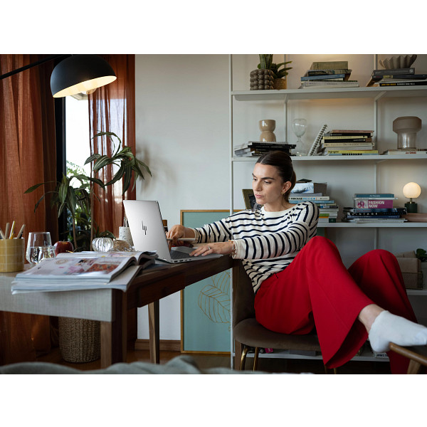 HP OmniBook X Flip 14 inch 2-in-1 Laptop Next Gen AI PC 14-fm0000_Product_Glacier silver_Product in Use_Multiple view מחשב נייד OmniBook X Flip 2-in-1 Next Gen AI 14-fm0006nj מבית HP