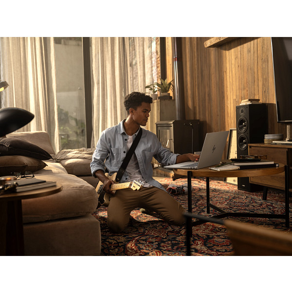 25C1 HP Omnibook 7 17 inch Glacier Silver Lifestyle מחשב נייד OmniBook 7 Next Gen AI 17-dc0001nj מבית HP