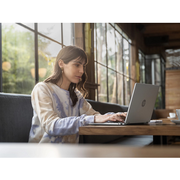 25C1 HP Omnibook 5 Flip 14 Glacier Silver Lifestyle מחשב נייד OmniBook 5 Flip 2-in-1&nbsp;14-fp0004nj מבית HP