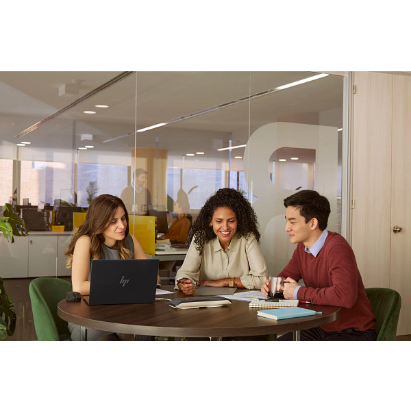 Poly Sync 40_Lifestyle_11587