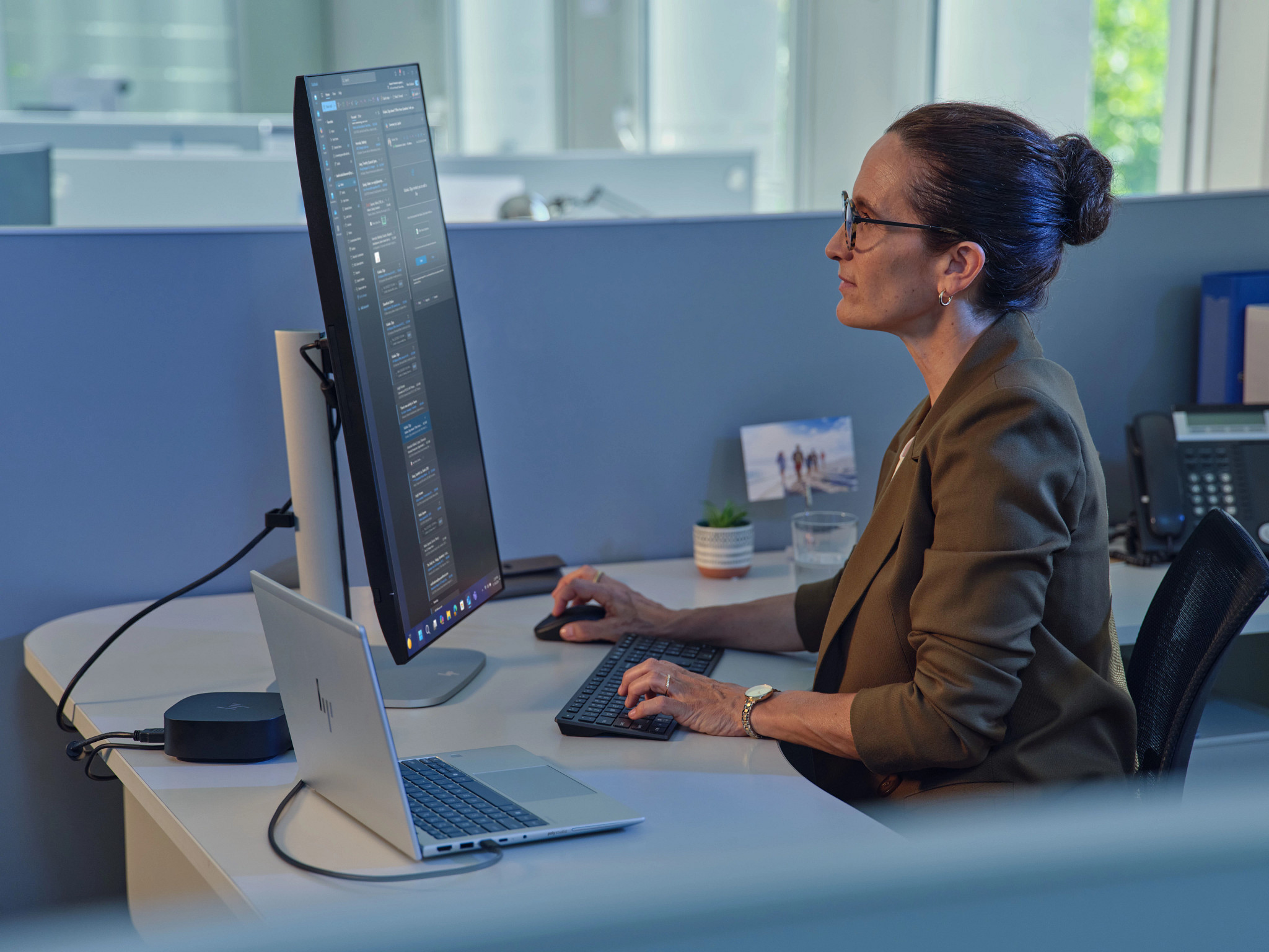 HP Series 5 Pro 27 inch FHD Monitor - 527pf_Display_Lifestyle Image