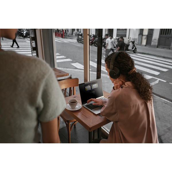 Work Happy 2.0 Lifestyle: End user turning on Sure View.