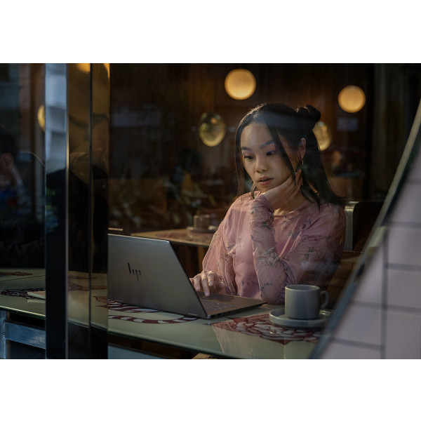 25C1 HP Omnibook X Flip 14 Meteor Silver Lifestyle