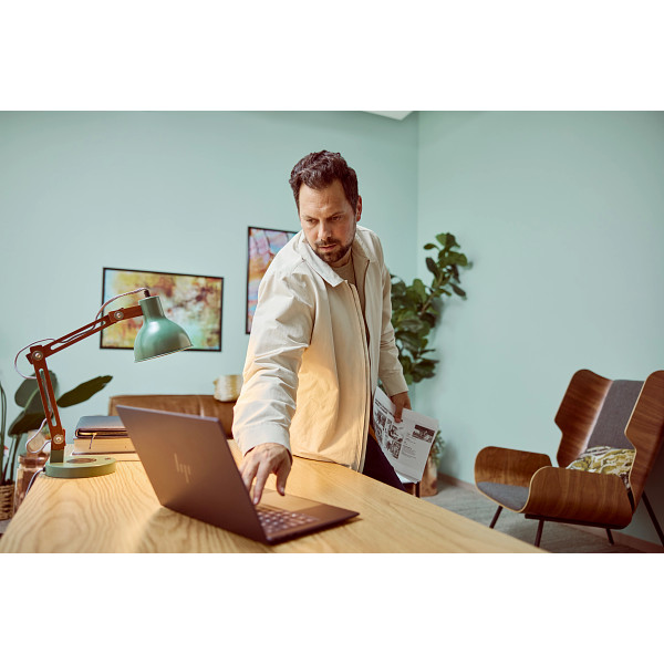 HP-EliteBook-Ultra-G1i-14-inch-Notebook-AI-PC-Lifestyle-Image-Indoor-Productivity