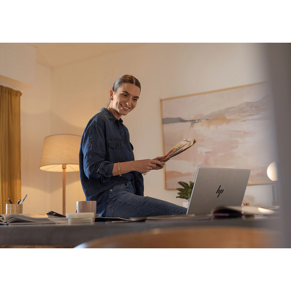 25C1 HP Omnibook X Flip 16 Glacier Silver Lifestyle