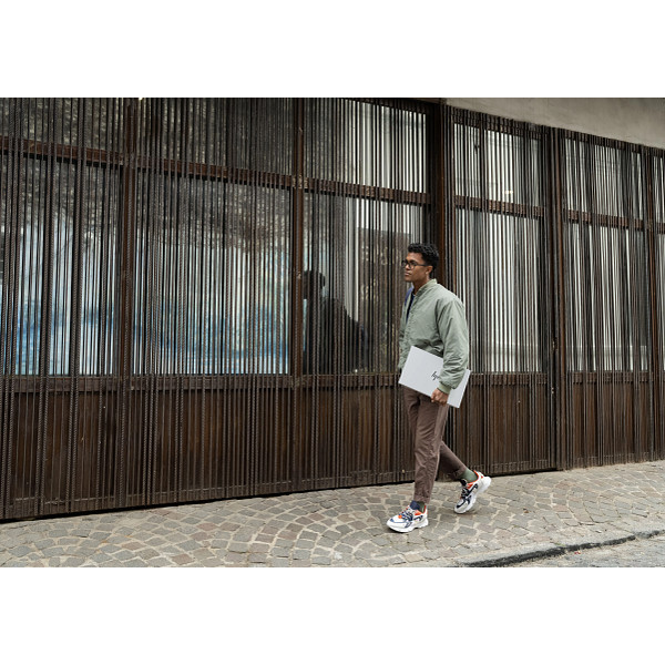 25C1 HP Omnibook 7 17 inch Glacier Silver Lifestyle מחשב נייד OmniBook 7 Next Gen AI 17-dc0002nj מבית HP