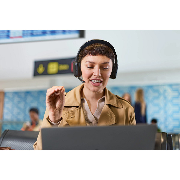 HP Poly Focus 625 Fold Headset Lifestyle_9953