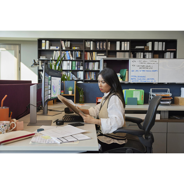 HP-Series-7-Pro-24-inch-WUXGA-USB-C-Monitor-724pu-Photocomp-Lifestyle-TalentWorking