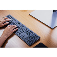 HP 3Z726AA 975 két üzemmódú (2xBluetooth®, vagy 2.4GHz USB-A dongle) vezeték nélküli billentyűzet - 3 eszközhöz csatlakoztatható!