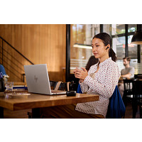 HP 7Y8G4AA Poly Voyager Free 60+ UC szénfekete fülhallgató + BT700 USB-C-adapter + érintőképernyős töltőtok