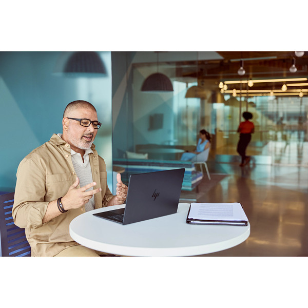 HP-EliteBook-Ultra-G1i-14-inch-Notebook-AI-PC-Lifestyle-Image-Indoor-Collaboration