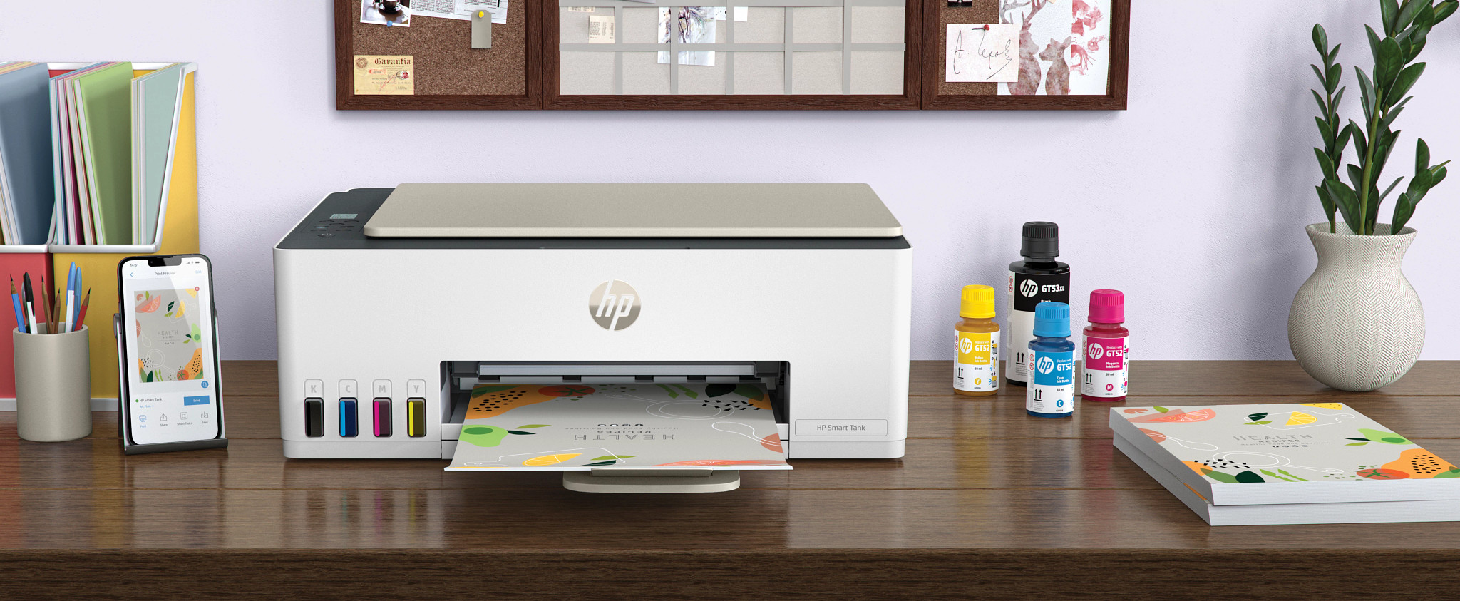 HP Smart Tank 583 en un escritorio con celular