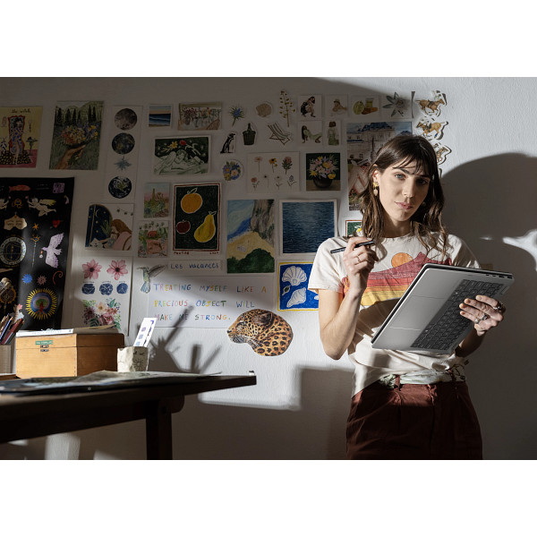 25C1 HP Omnibook 5 Flip 14 Glacier Silver Lifestyle מחשב נייד OmniBook 5 Flip 2-in-1&nbsp;14-fp0002nj מבית HP