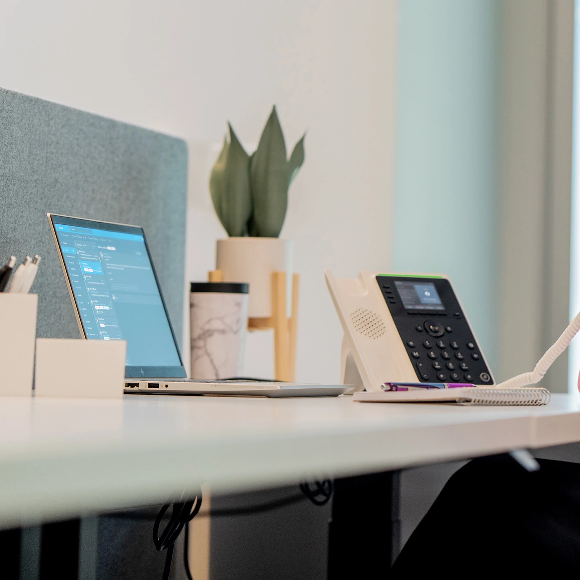 Poly Edge E220 IP Phone and PoE-enabled | HP® Africa