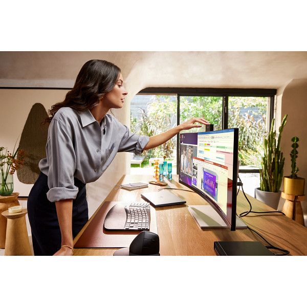 HP-Series-7-Pro-34inch-WQHD-Conferencing-Monitor-734pm-1569-RGB-lifestyle-image
